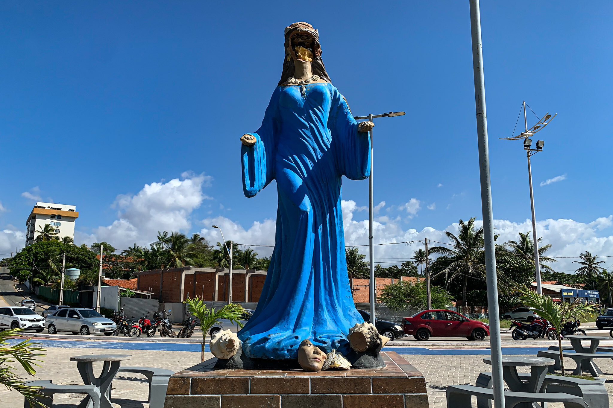 ‘Racismo religioso’: estátua de Iemanjá é depredada em praia no Maranhão