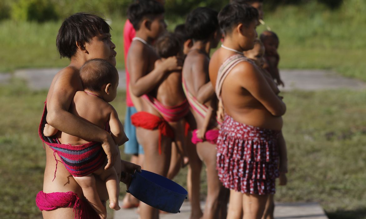 Mulheres indígenas com os seus filhos (Fernando Frazão/Agência Brasil)