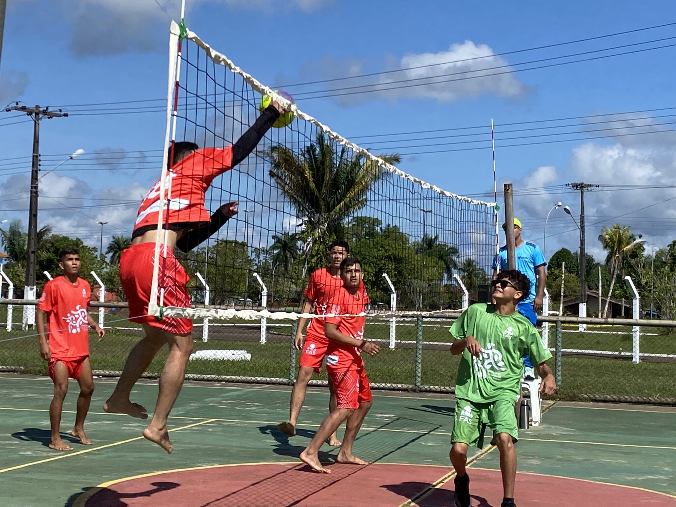 Prática de esportes fortalece direitos de jovens ribeirinhos da Amazônia