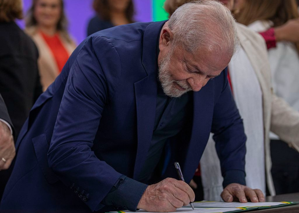 Lula promete fiscalizar empresas sobre nova lei de equidade salarial entre homens e mulheres