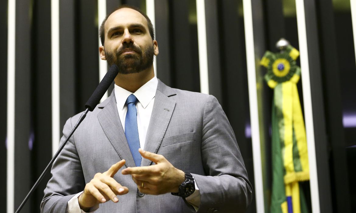 Professora de SP solicita investigação contra Eduardo Bolsonaro