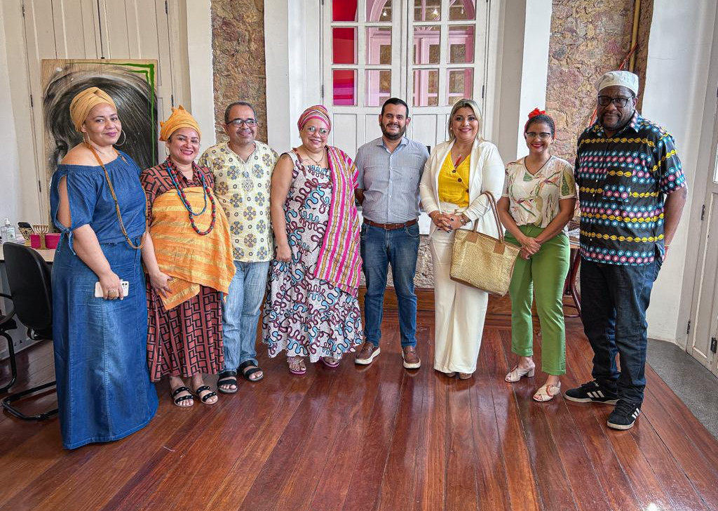 Representantes do movimento de matriz africana e o diretor-presidente da Manauscult, Osvaldo Cardoso (Divulgação/Assessoria)