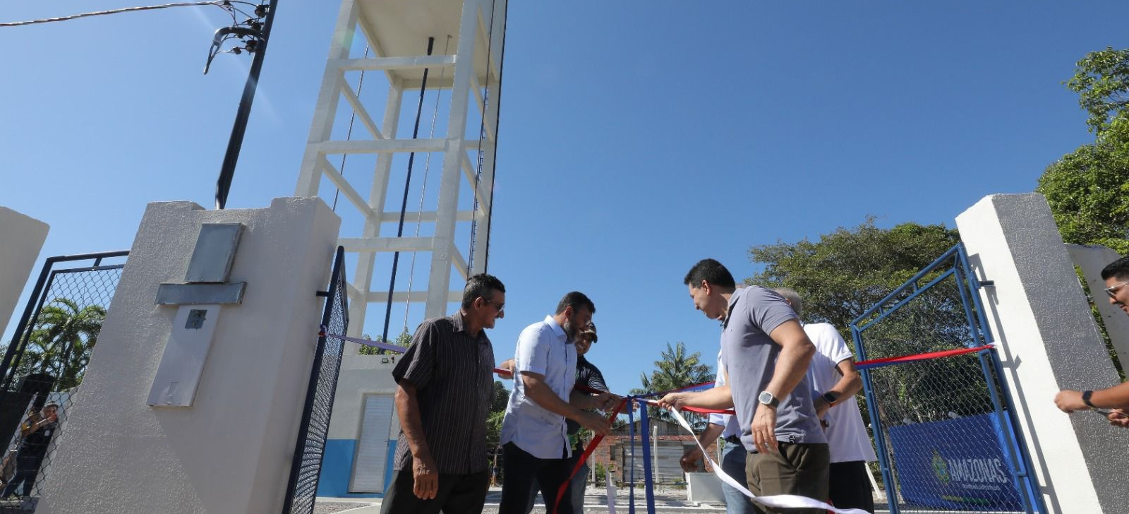 Governador do AM entrega sistema de abastecimento de água à comunidade da zona rural