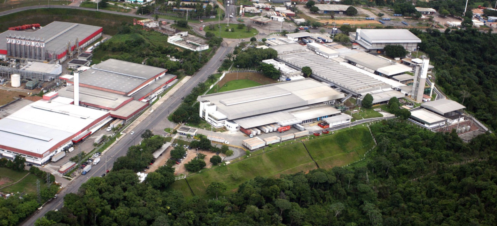 Fábricas do Polo Industrial de Manaus em meio à floresta (Ricardo Oliveira/Revista Cenarium)