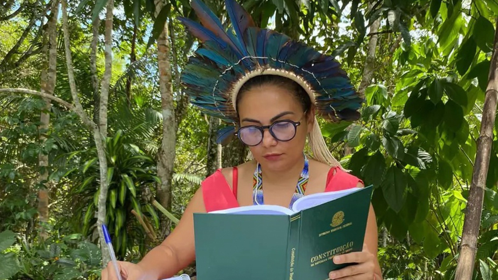 ‘Nossa língua deve ser respeitada’, diz advogada indígena que ajudou a traduzir Constituição