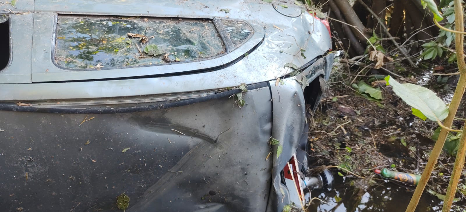 Carro caiu em barranco, em área alagada próximo a Itacoatiara (Reprodução/Internet)