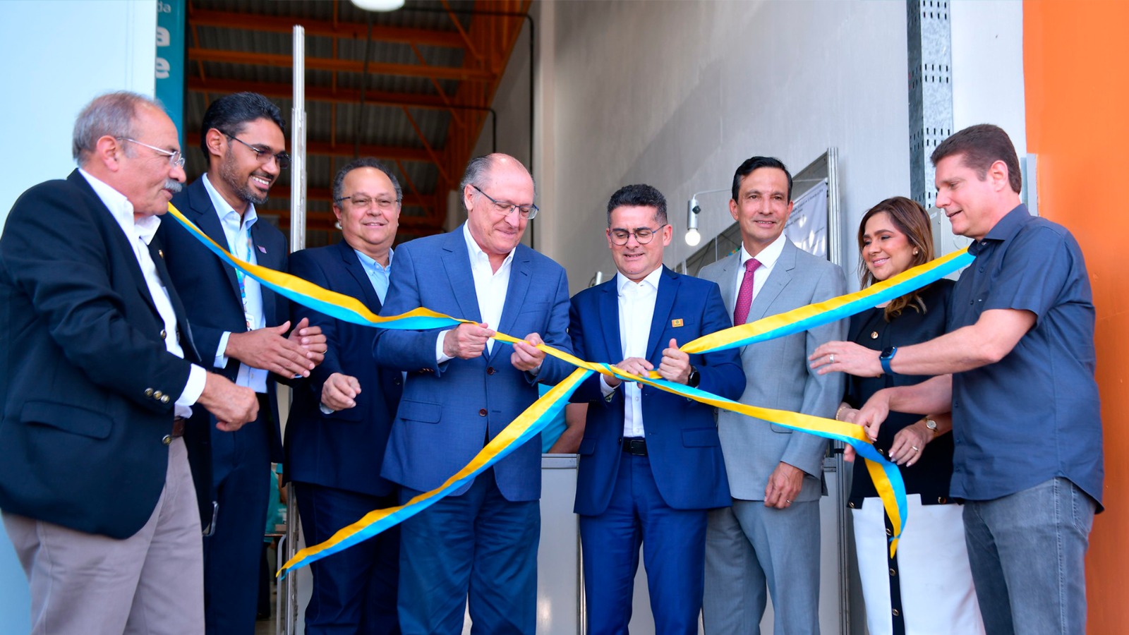 Vice-presidente e prefeito de Manaus inauguram espaço destinado a microempreendedores