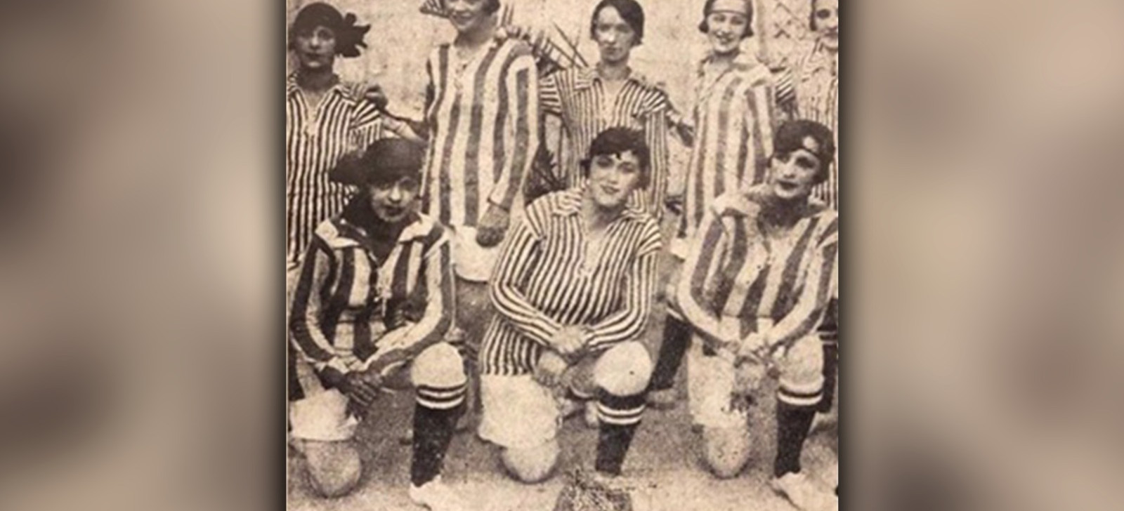 Foto usada em anúncio de jogo de futebol feminino em circo. (Acervo do Museu do Futebol)