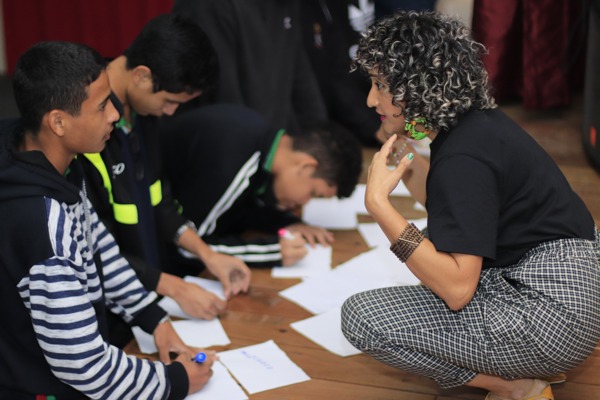 Orientadora pedagógica com adolescentes (Lincoln Ferreira/Sejusc) 