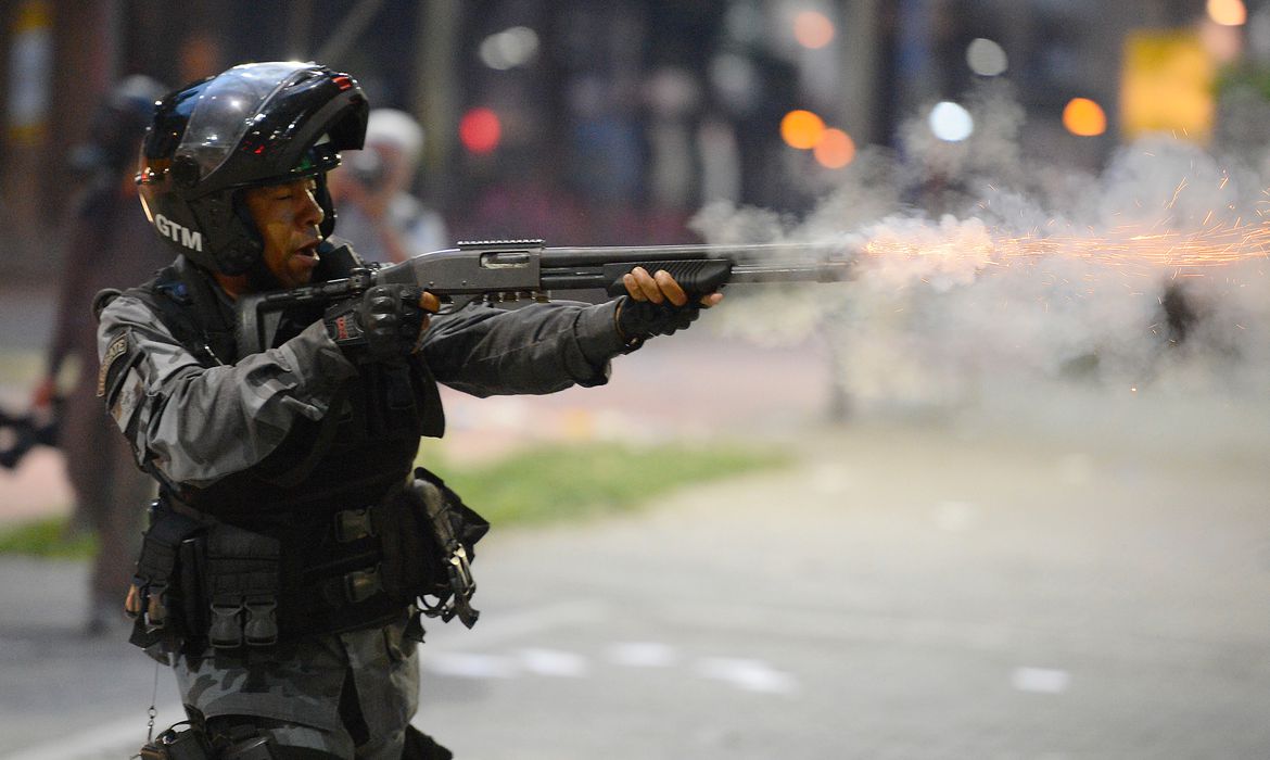 Rio de Janeiro - Polícia Militar e manifestantes entraram em confronto no centro do Rio durante protesto contra as reformas trabalhista e da Previdência (Tomaz Silva/Agência Brasil)