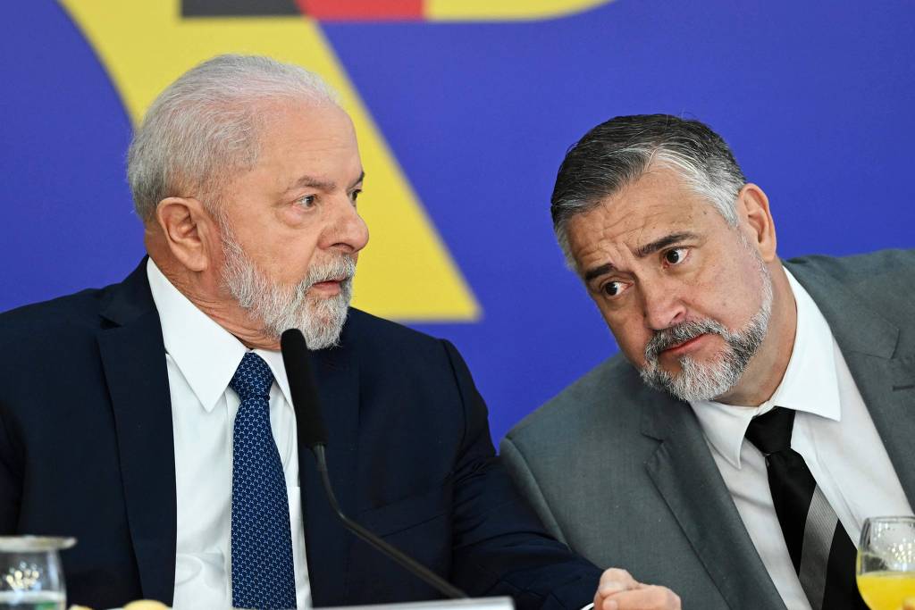 Lula e o ministro Paulo Pimenta no Palácio do Planalto (Evaristo Sá/AFP)