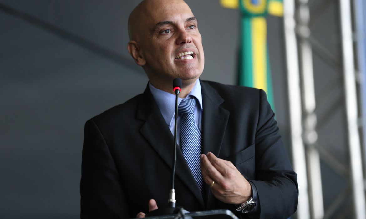 Moraes proíbe Mauro Cid de manter qualquer tipo de contato com Jair Bolsonaro e Michelle