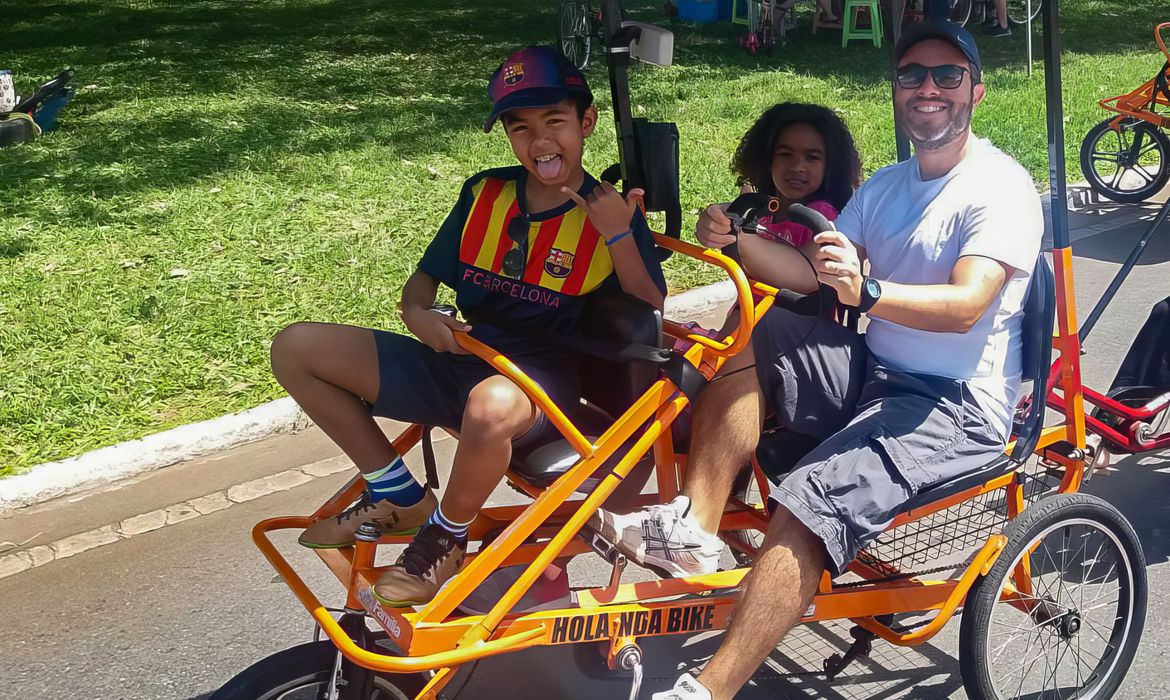 Pais lutam para combater racismo e multiplicar amor