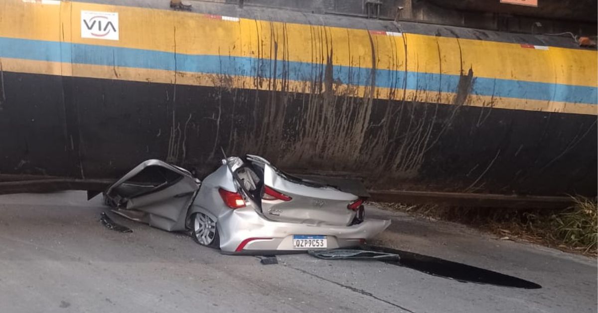 Carreta tanque esmaga carro de passeio em Manaus; veja vídeo