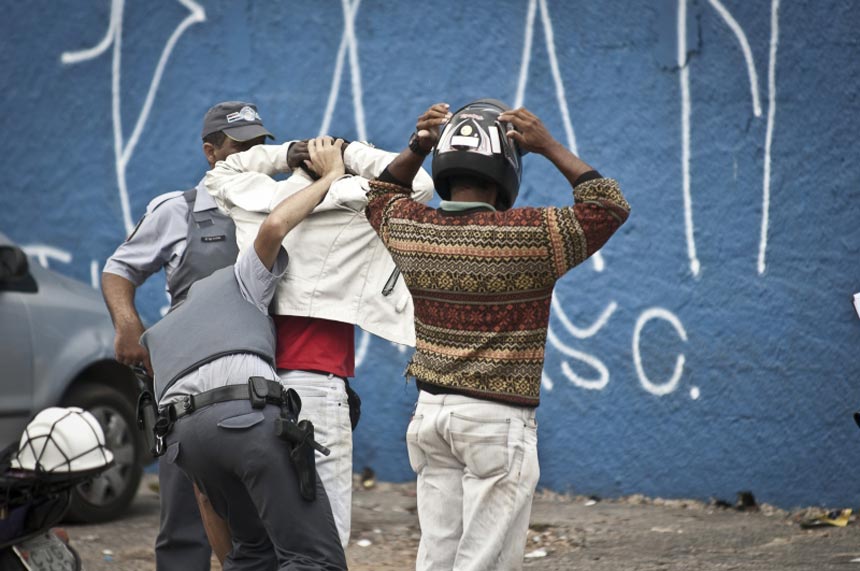 Polícia Militar realiza abordagens em bairros da Zona Norte de São Paulo durante Operação Saturação, lançada após uma onda de violência atingir a cidade (Marcelo Camargo/Agência Brasil)