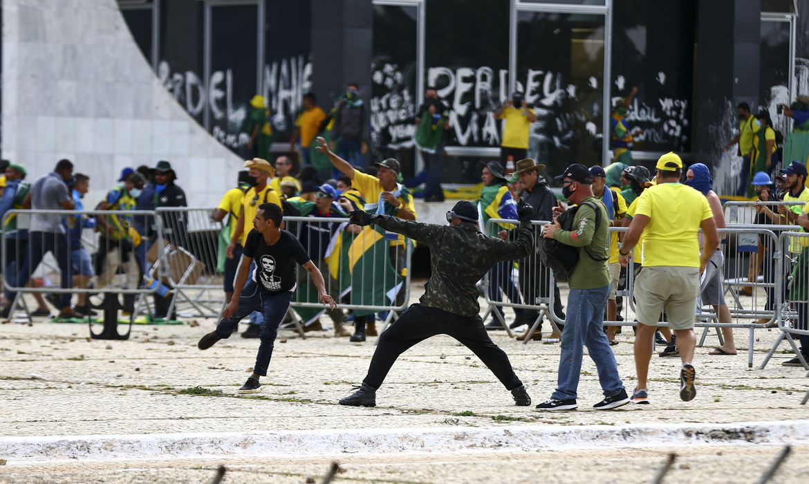 Manifestantes invadem Congresso, STF e Palácio do Planalto no dia 8 de Janeiro de 2023 (Marcelo Camargo/Agência Brasil)