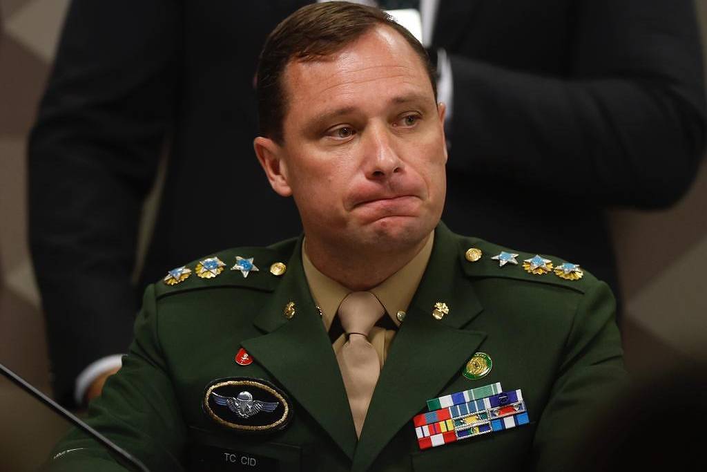 Na CPI, Cid fala em atuação militar com Bolsonaro e não responde perguntas