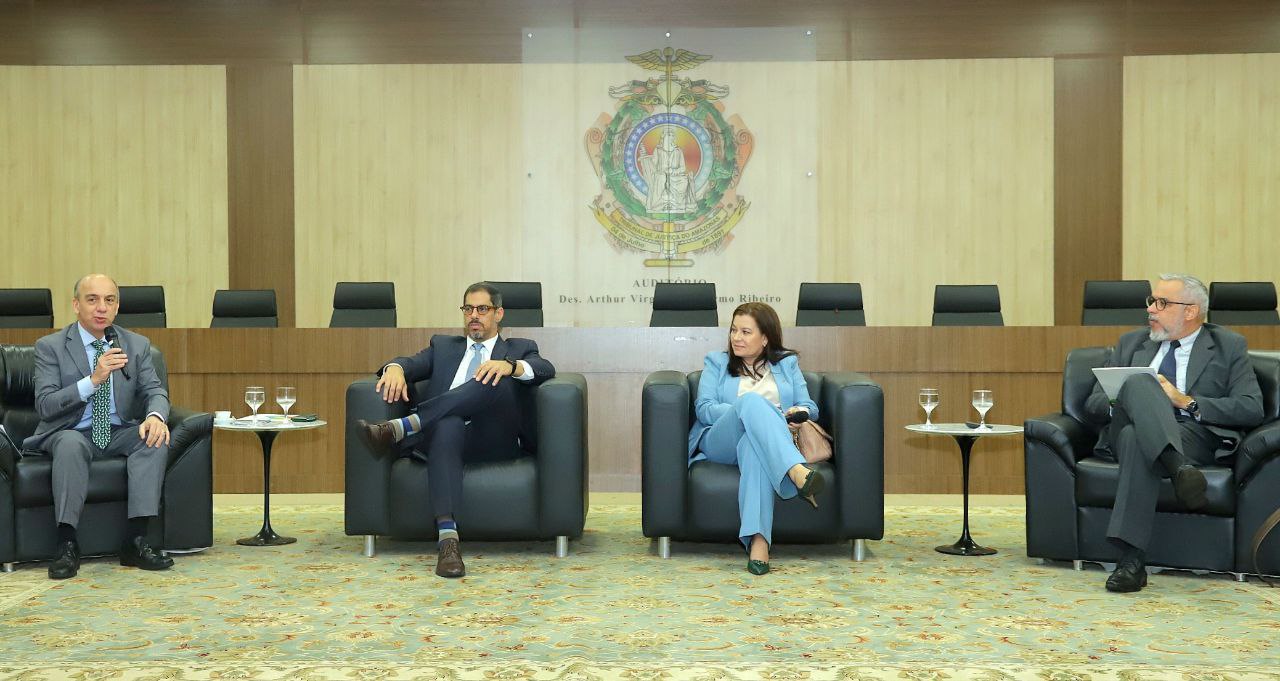Presidente do TCE-AM participa de debates no Tribunal de Justiça