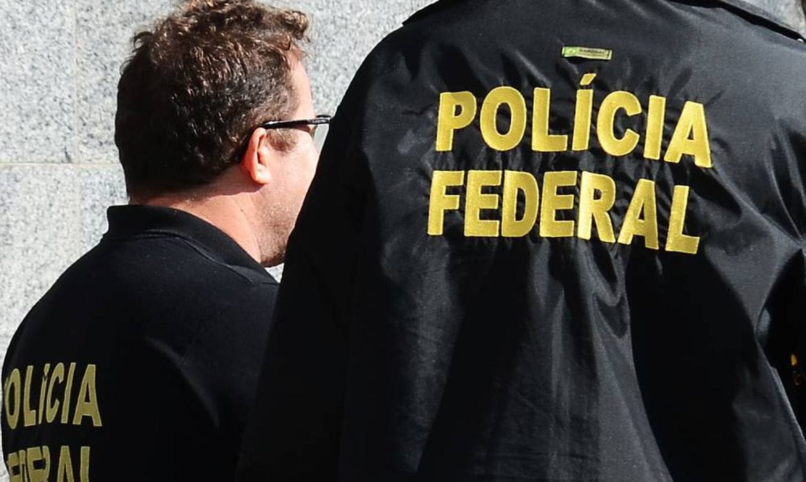 Agentes da Polícia Federal (PF) em operação (Reprodução/Agência Brasil)