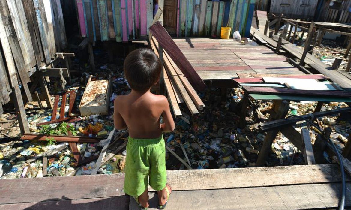 Desigualdades continuam apesar da redução da pobreza no País, mostra IBGE