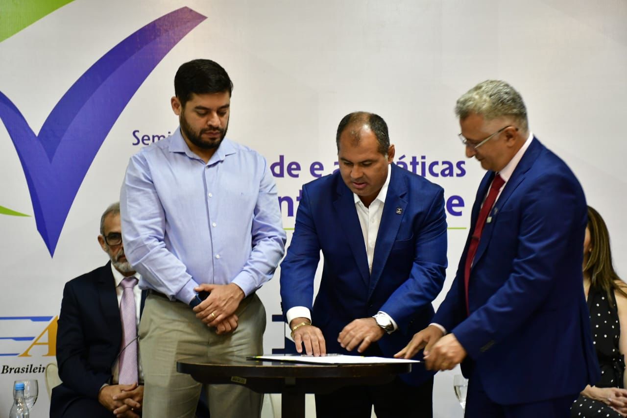 UEA assina parceria com o Inmetro e Uespi para fomentar laboratórios de pesquisa