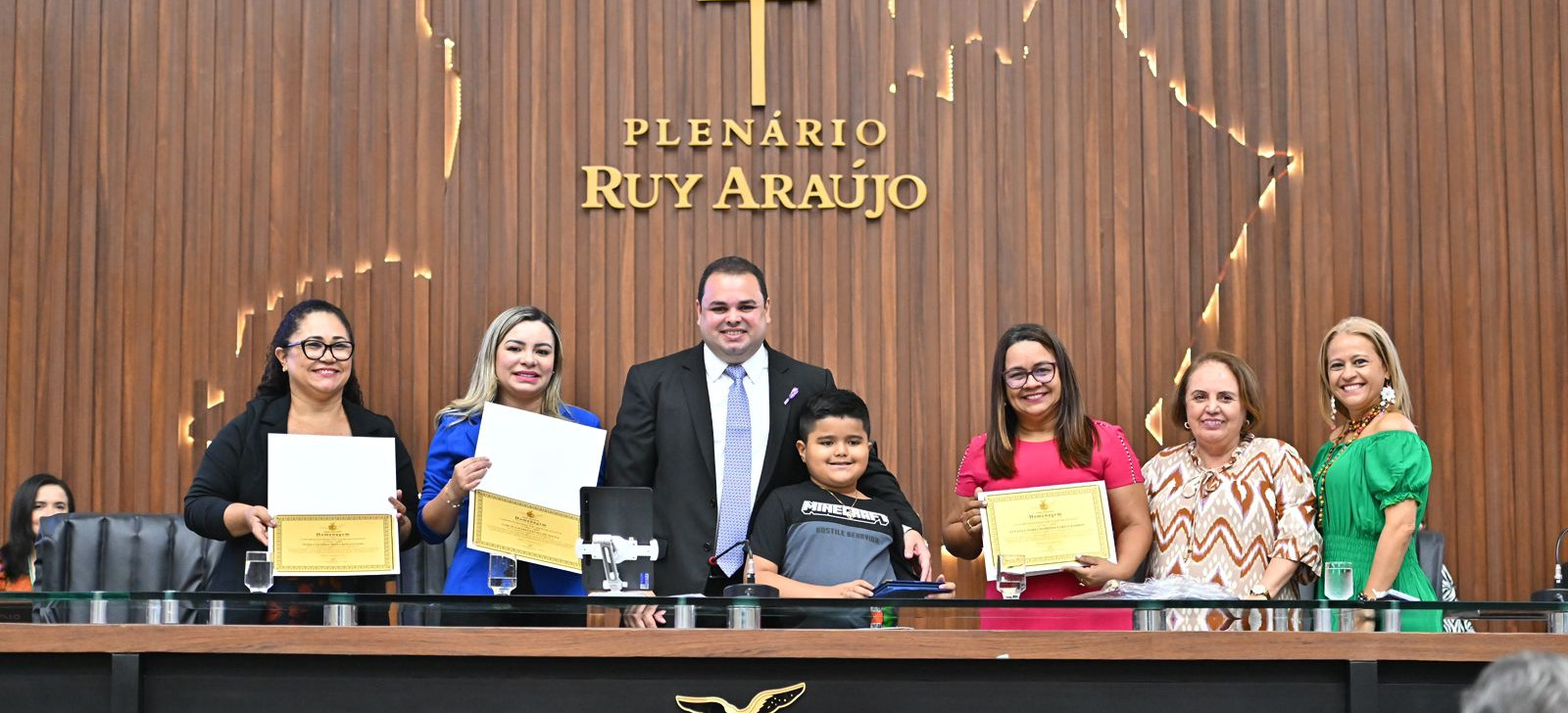Roberto Cidade homenageia pequeno gênio Luan Gama na Aleam