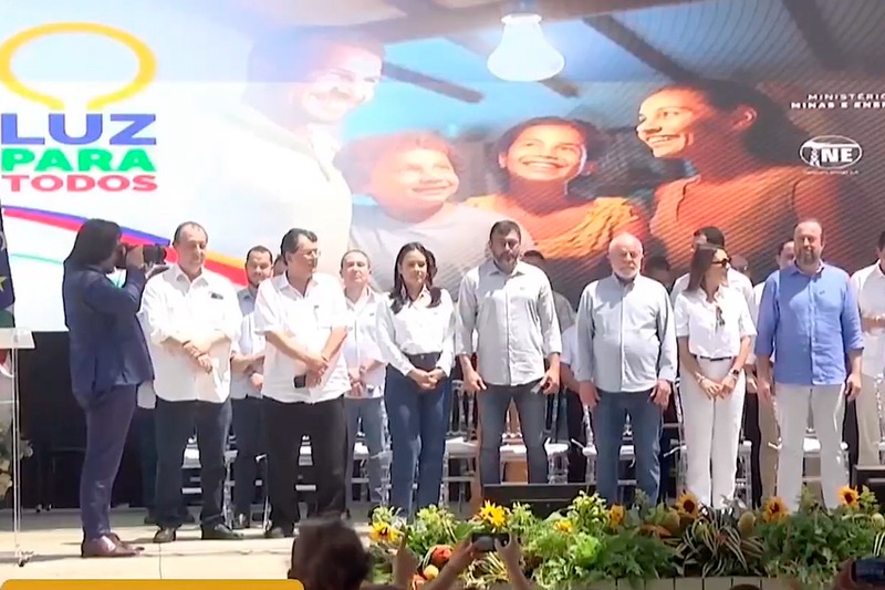 Lula anuncia retomada do ‘Luz para Todos’ e recebe ‘Título de Cidadão Parintinense’