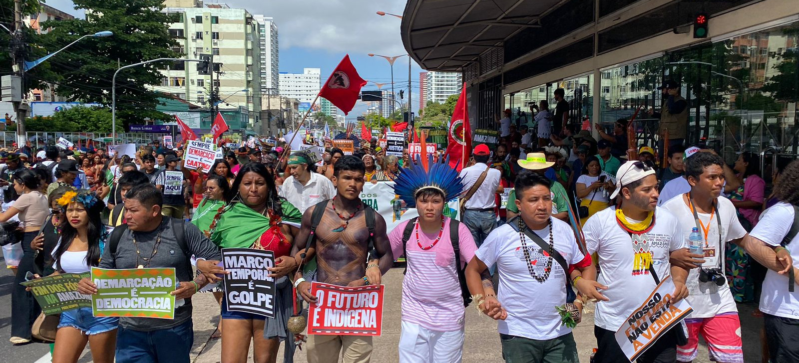 Abertura da Cúpula da Amazônia é marcada por Marcha dos Povos da Terra