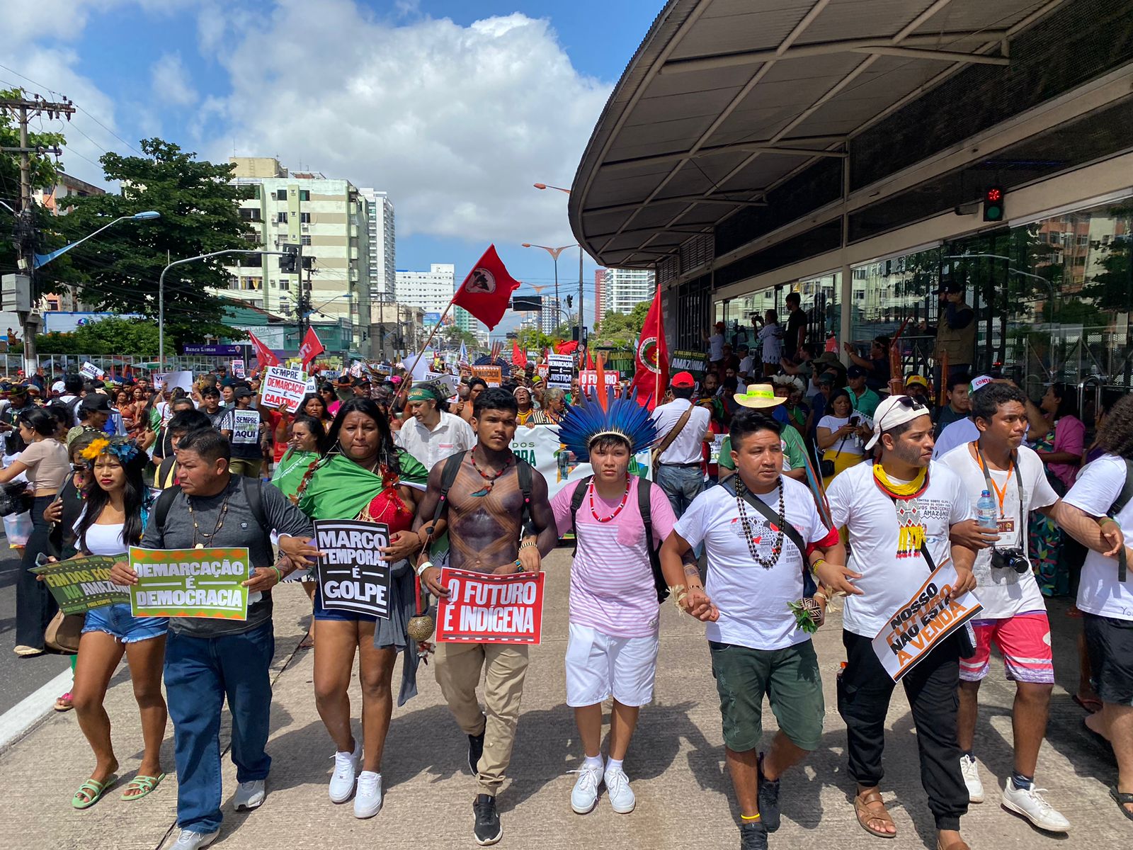 Abertura da Cúpula da Amazônia é marcada por Marcha dos Povos da Terra