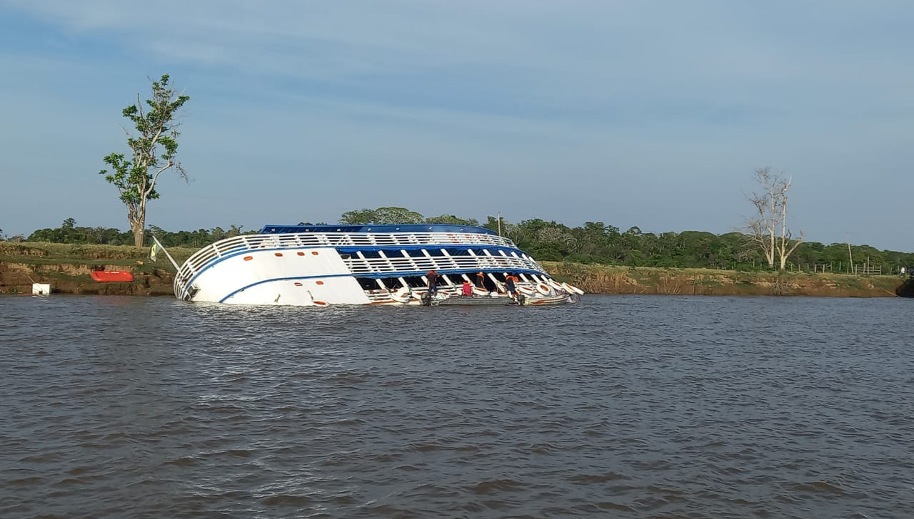 Embarcação afunda parcialmente no interior do Amazonas (Reprodução)