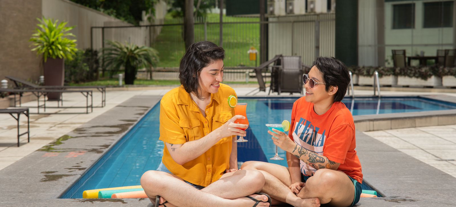 Mulheres LGBTQIAPN+ na piscina do Comfort Hotel, em Manaus (Divulgação/Diego Caja)