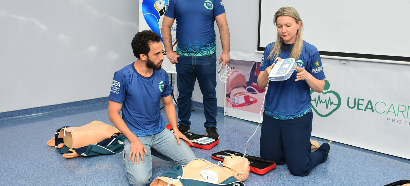 Programa da UEA capacita estudantes para prevenção de mortes por parada cardiorrespiratória