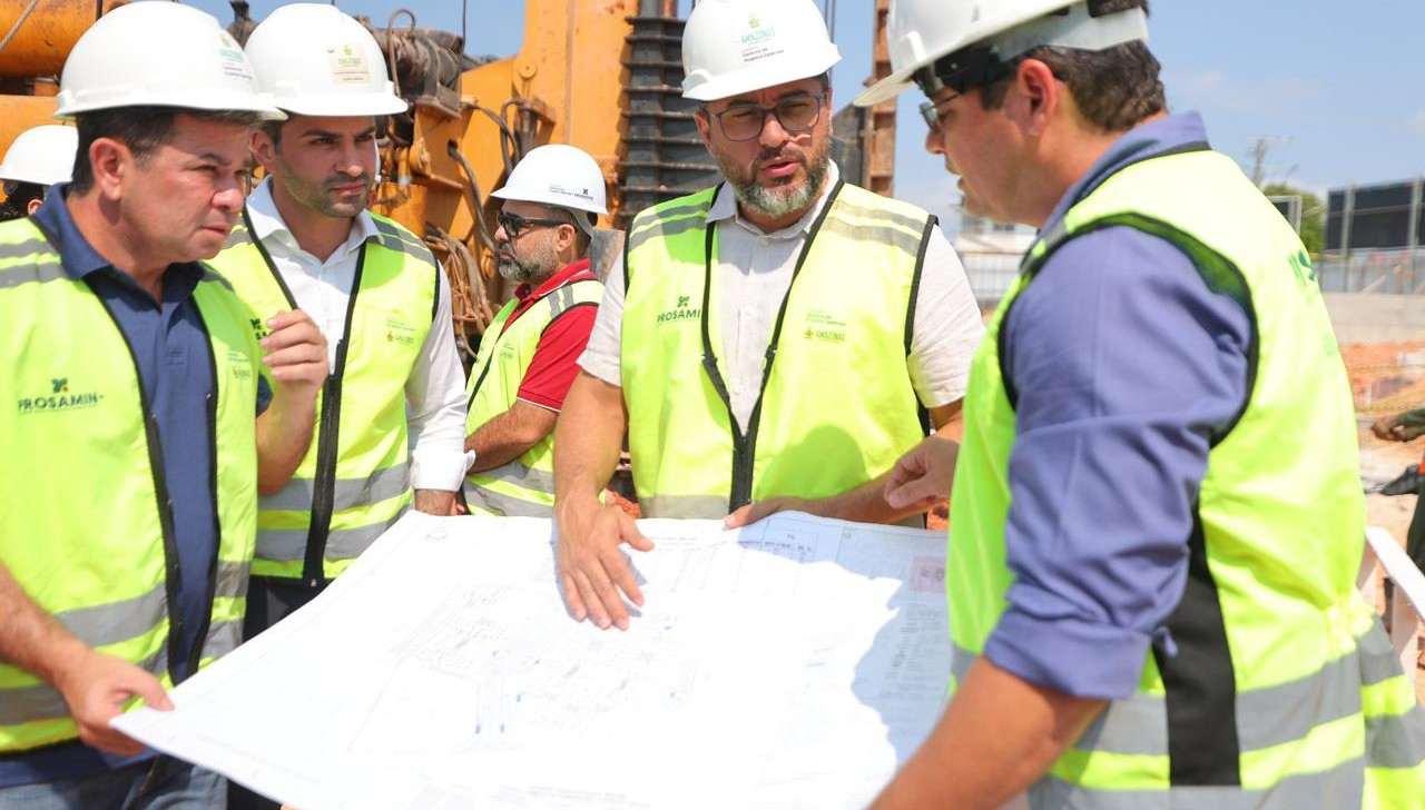 Governador do Amazonas, Wilson Lima, em vistoria de obras (Diego Peres e Alex Pazuello/Secom)