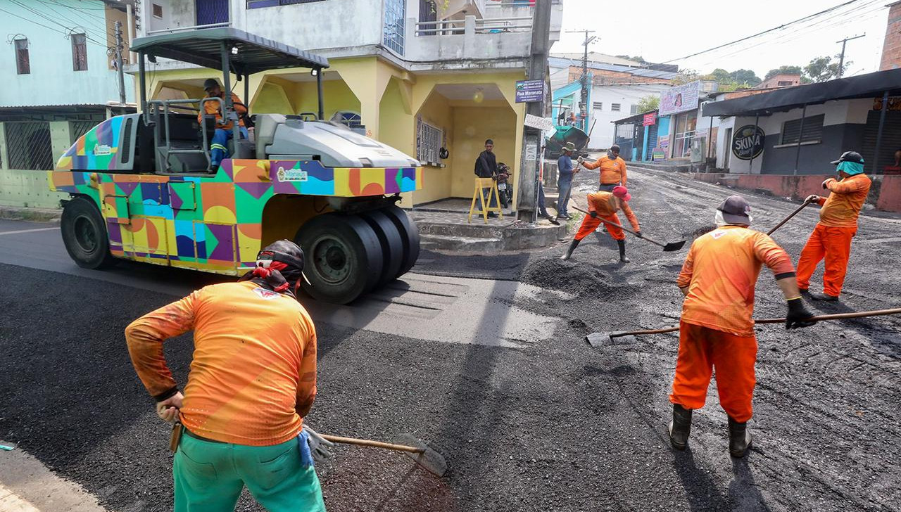 Asfaltamento de via pública em Manaus. (Tiago Corrêa/UGPE)
