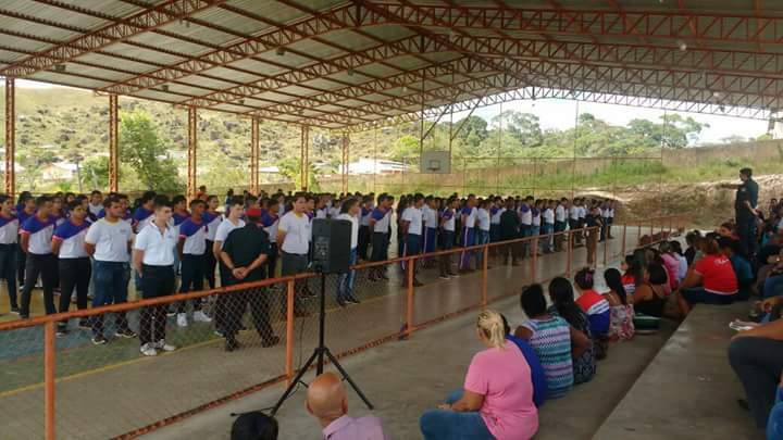 Aluno é imobilizado por PMs em Pacaraima e moradores apontam truculência