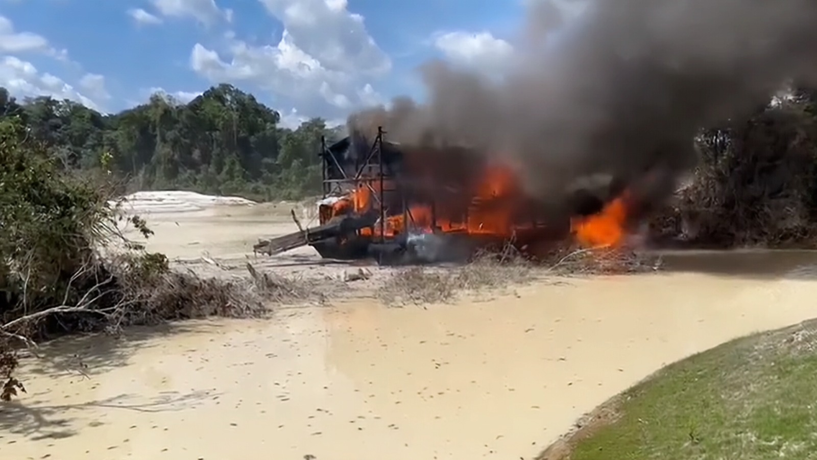 Ibama destrói balsa de garimpo em área protegida na Amazônia; veja vídeo