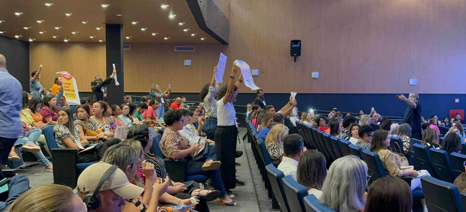 Teachers protest against management of Pará’s education secretary: ‘Rossieli out’