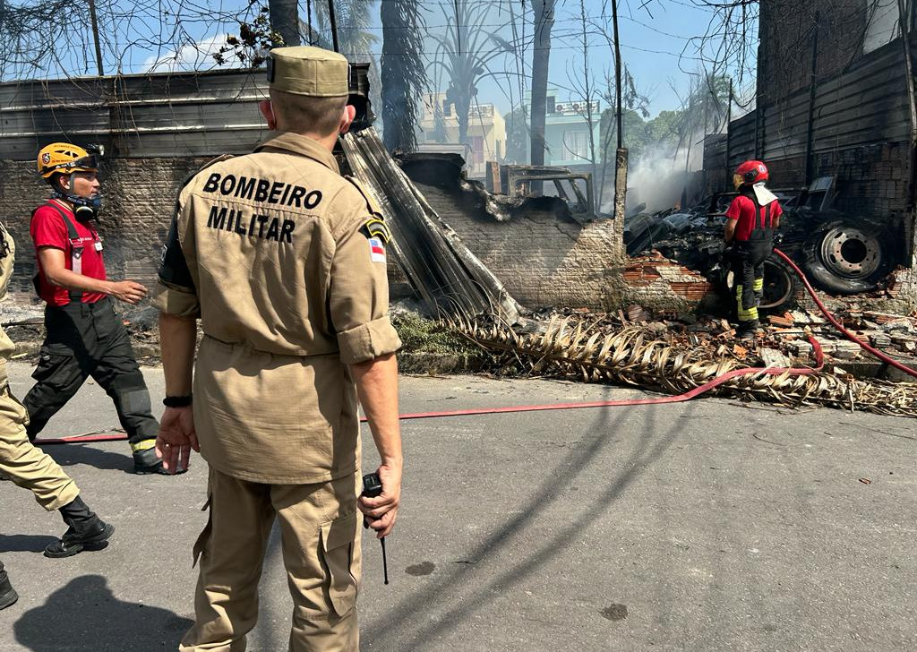 Incêndio atinge sucataria na Zona Norte de Manaus e moradores deixam casas; veja vídeo