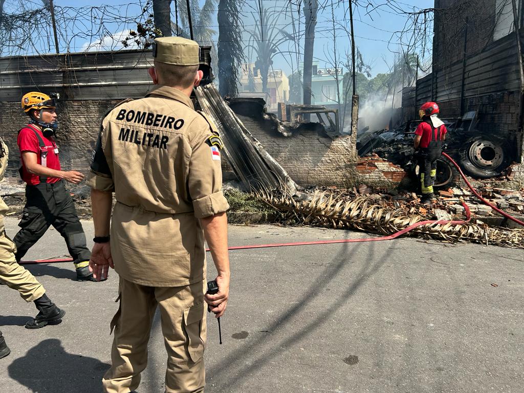 Incêndio atinge sucataria na Zona Norte de Manaus e moradores deixam casas; veja vídeo