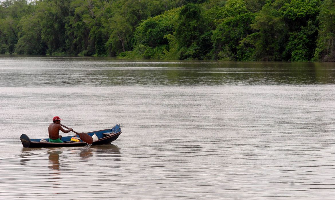 Santarem Novo (PA) pescador do caranguejo as margens do Rio Maracanã  que é o principal acidente hidrográfico do município. É o rio que separa Santarém Novo do município de Maracanã (Marcello Casal Jr./Agência Brasil)