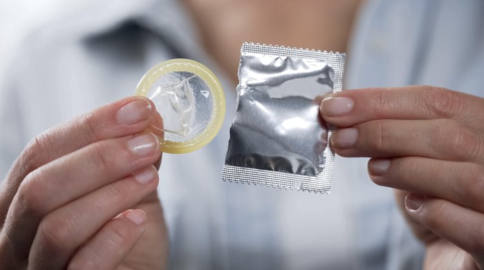 Comissão aprova pena de prisão a quem retirar preservativo sem consentimento do parceiro