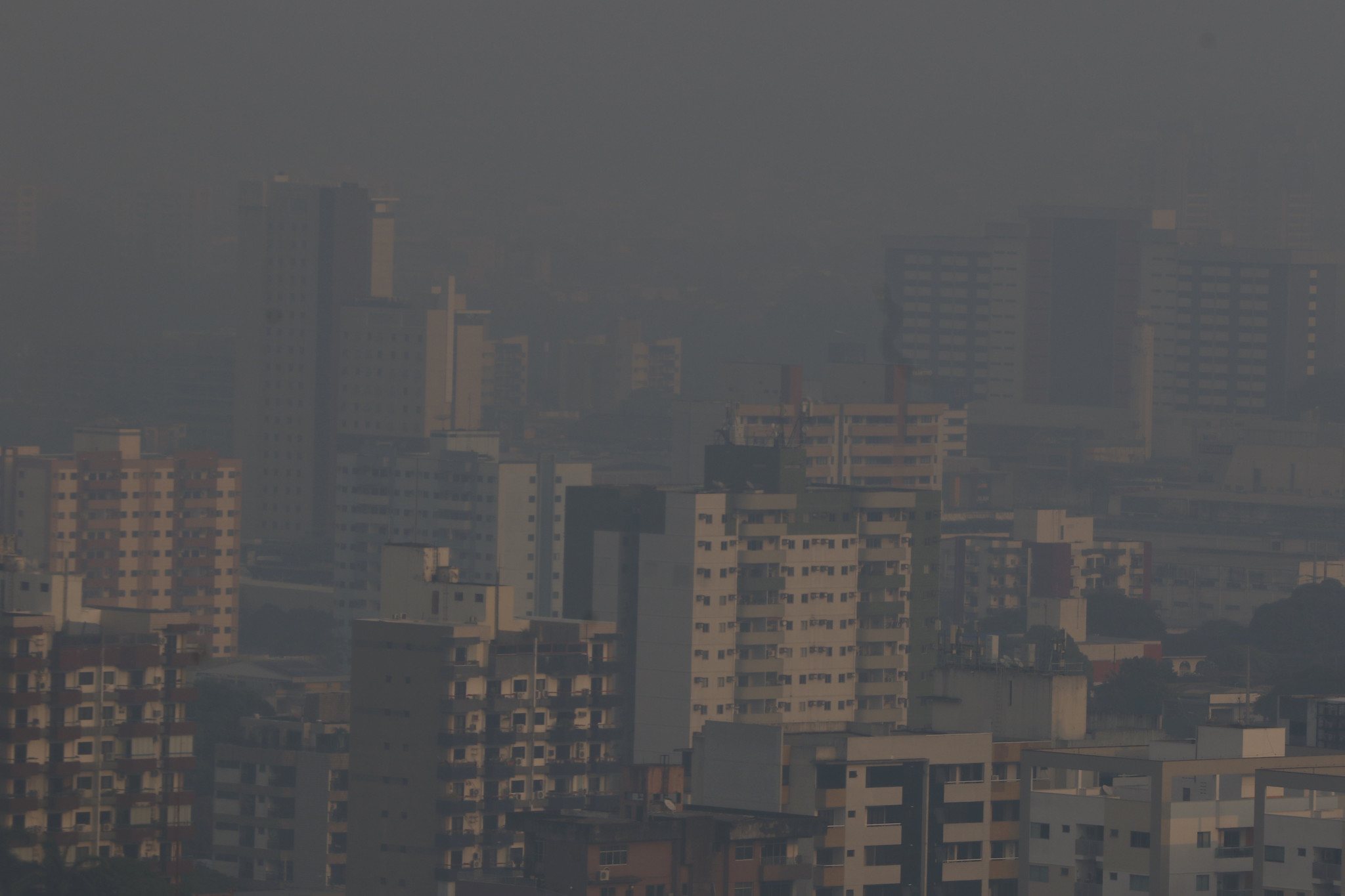 Moradores de Manaus têm dificuldade para respirar com fumaça na cidade