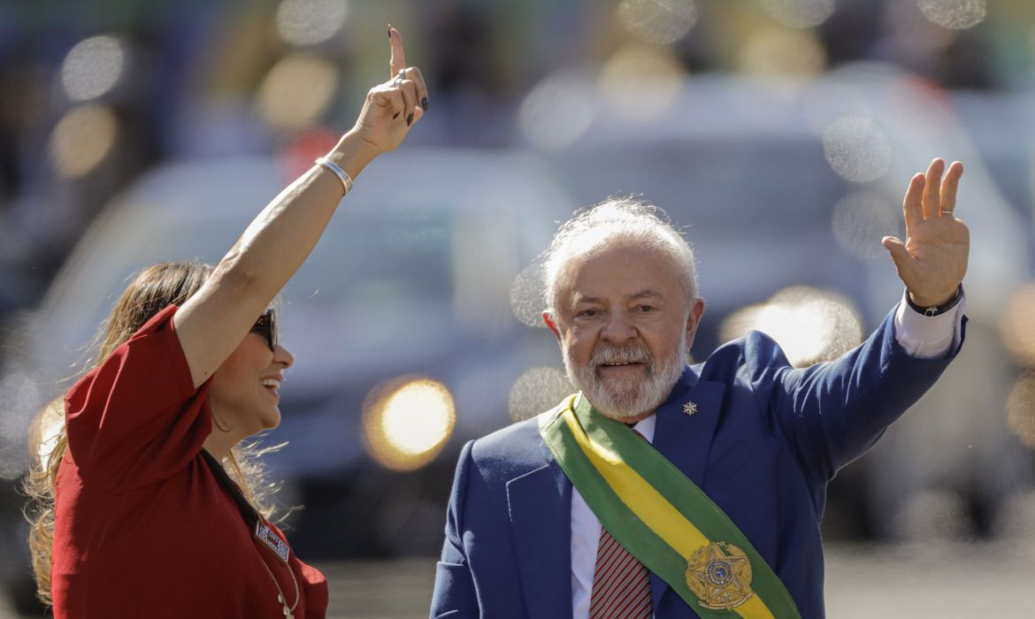 Lula participa de nono desfile de 7 de Setembro como presidente do Brasil