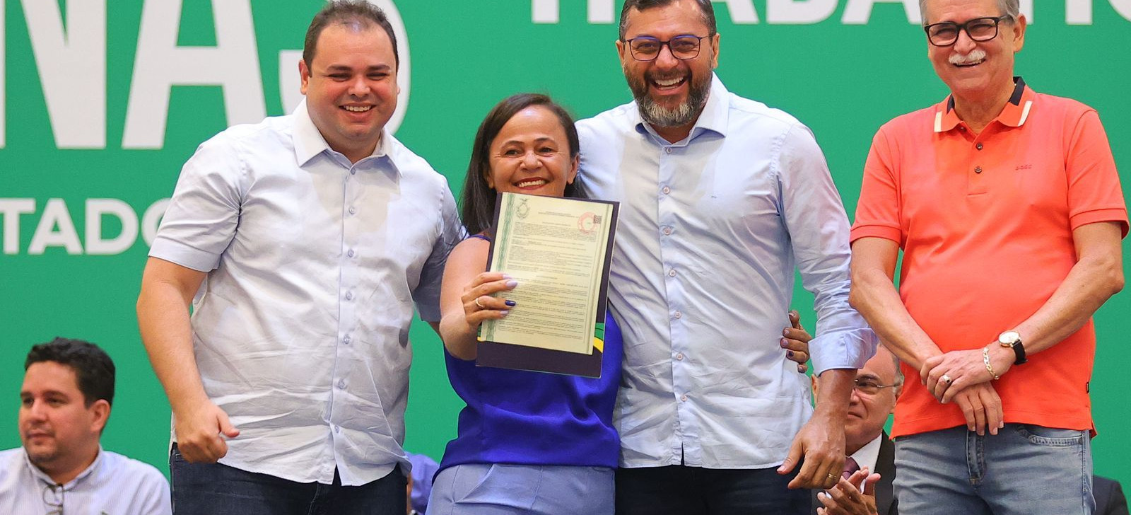 Governador do Amazonas entrega títulos definitivos de moradia na capital