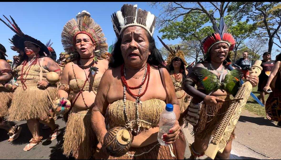 Mulheres indígenas em marcha por direitos, em Brasília. (Foto: Mayara Subtil/ Revista Cenarium Amazônia)