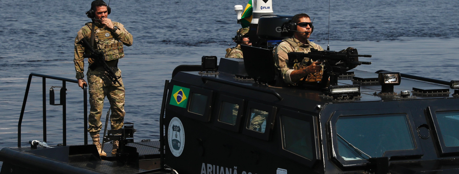 Agentes da Segurança Pública em lancha blindada (Ricardo Oliveira/Revista Cenarium Amazônia)