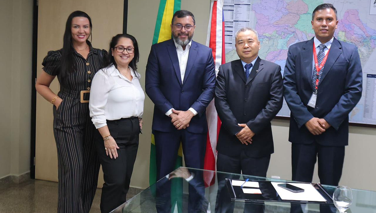 Governador do Amazonas, Wilson Lima (ao centro) com representantes de empresas de veículos elétricos (Divulgação)