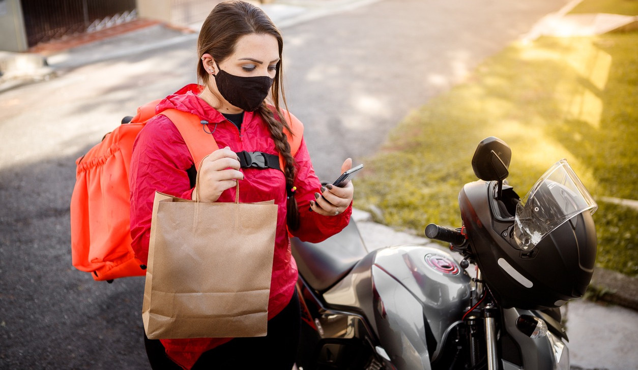 Após entregadora ser humilhada em RO, motoboys fazem protesto