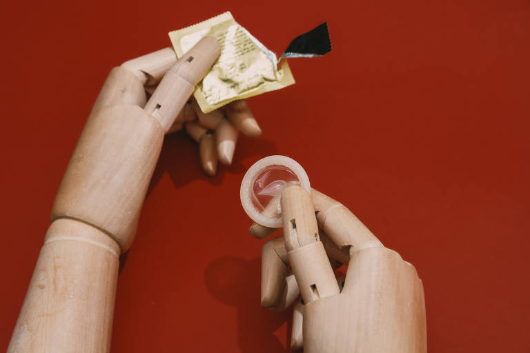 Quem tirar preservativo sem consentimento do parceiro pode ser preso, aprova CCJ