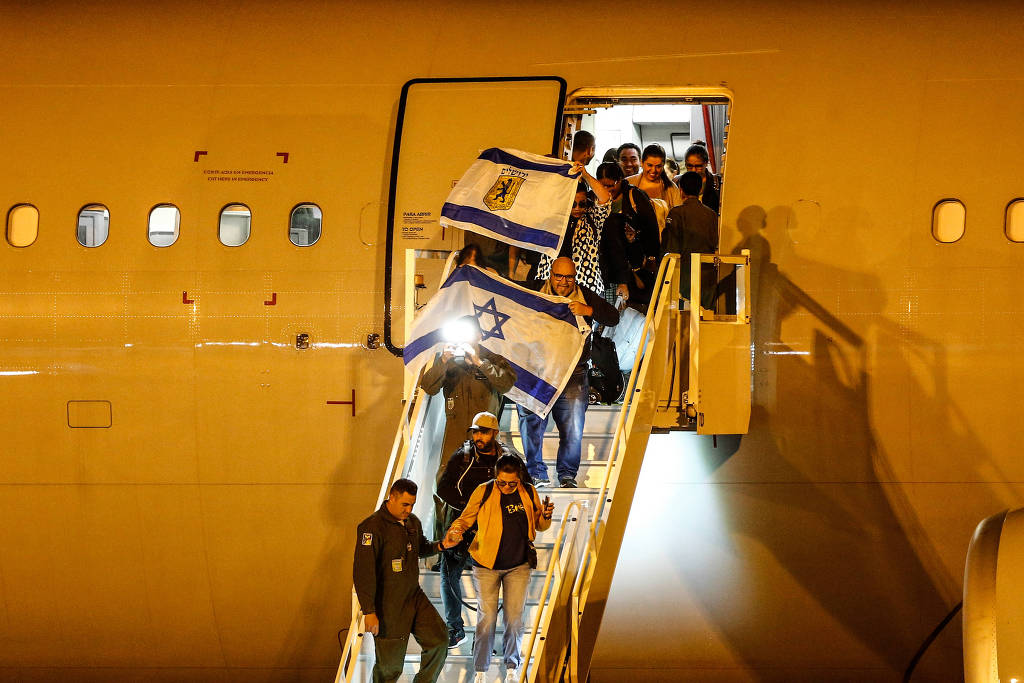 Primeiro avião de brasileiros resgatados em Israel chega a Brasília
